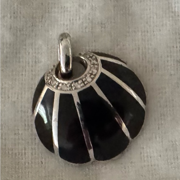 Elegant Black Onyx and 925 Silver Shell-Shaped Necklace Pendant Like New - Picture 1 of 4